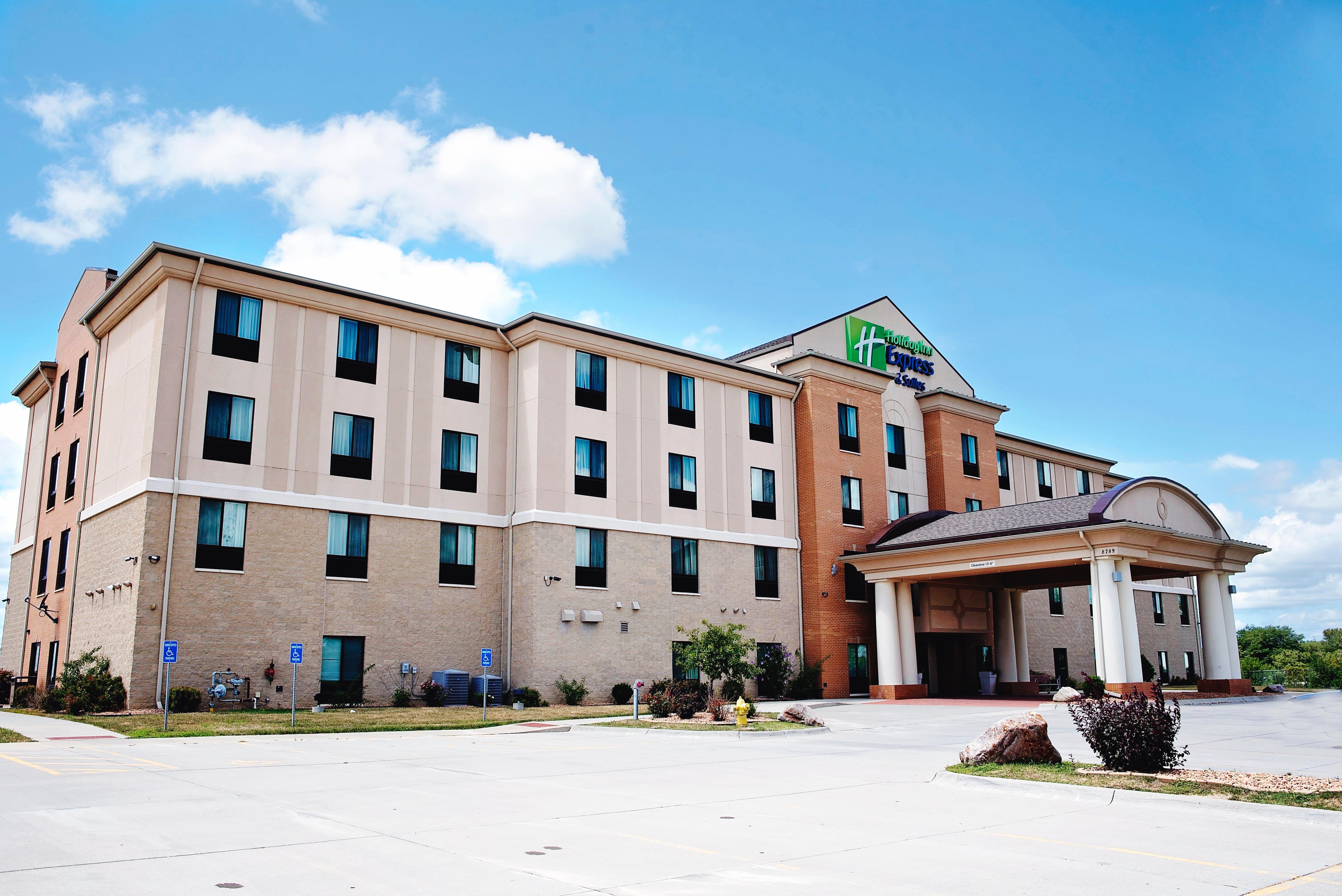 Holiday Inn Express And Suites Urbandale Des Moines, An Ihg Hotel Exterior foto